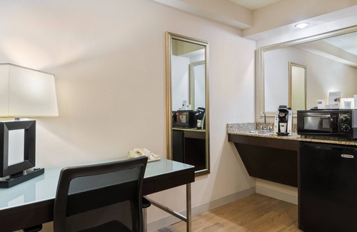 Ludlam Hotel | Holiday Inn Express & Suites Kendall East Miami by IHG