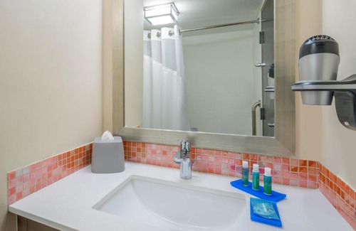 Downtown Nassau Hotel | Holiday Inn Express & Suites Nassau by IHG