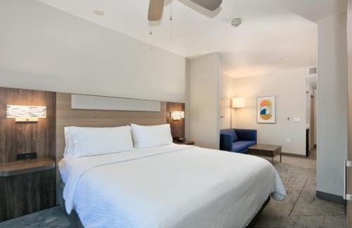 Far North Dallas Hotel | Holiday Inn Express & Suites North Dallas at Preston by IHG