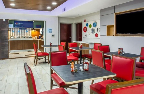 Olathe Hotel | Holiday Inn Express & Suites - Olathe South by IHG
