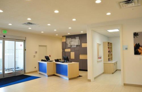 Price Hotel | Holiday Inn Express & Suites Price by IHG