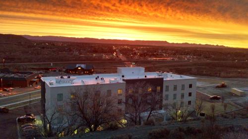 Price Hotel | Holiday Inn Express & Suites Price by IHG