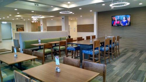 Price Hotel | Holiday Inn Express & Suites Price by IHG
