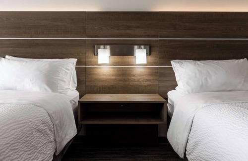 Regina Hotel | Holiday Inn Express & Suites Regina-South by IHG