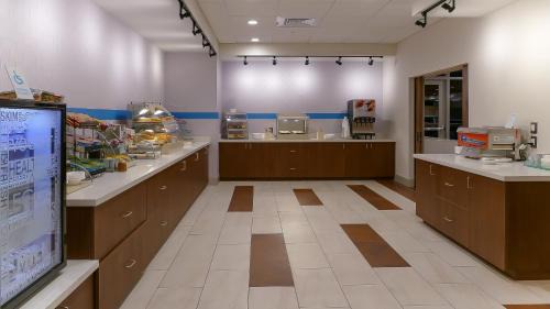 Tampa Hotel | Holiday Inn Express & Suites - Tampa East - Ybor City by IHG