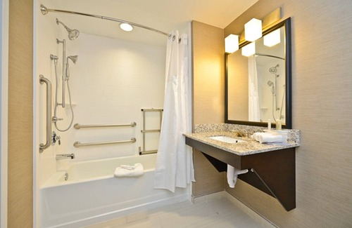 Utica Hotel | Holiday Inn Express & Suites Utica by IHG