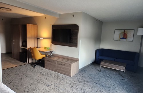 Alliance Hotel | Holiday Inn Express & Suites Alliance by IHG