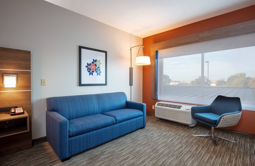 Beloit Hotel | Holiday Inn Express & Suites Beloit by IHG