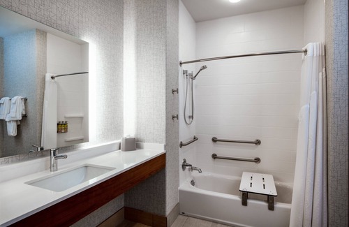 Beloit Hotel | Holiday Inn Express & Suites Beloit by IHG