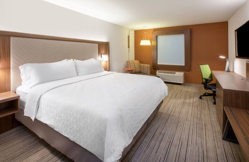 Homeacre-Lyndora Hotel | Holiday Inn Express & Suites Butler by IHG