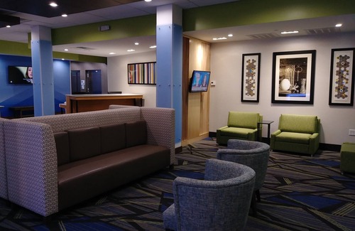 Lake Highlands Hotel | Holiday Inn Express & Suites Dallas Northeast - Arboretum by IHG