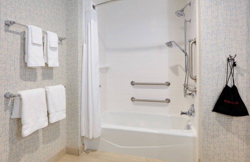 Dallas Hotel | Holiday Inn Express & Suites Dallas NW HWY - Love Field by IHG