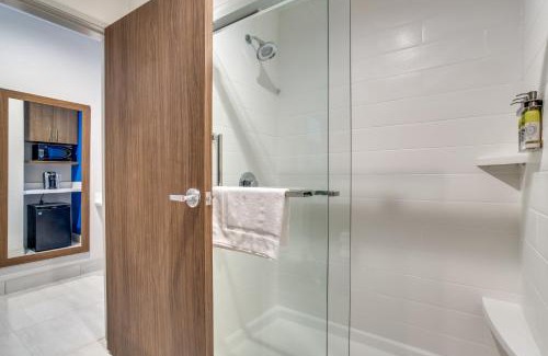 Denton Hotel | Holiday Inn Express & Suites - Denton South by IHG