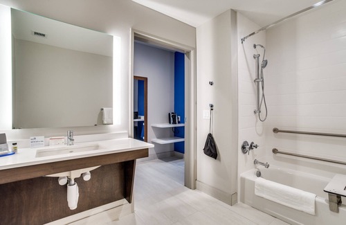 Denton Hotel | Holiday Inn Express & Suites Denton South by IHG