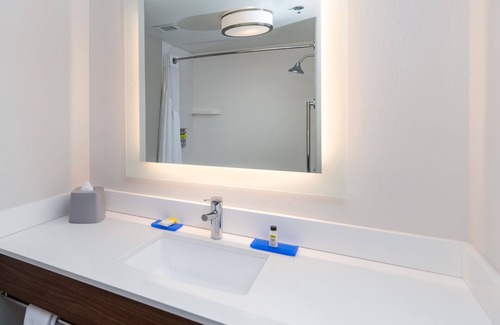 Dinuba Hotel | Holiday Inn Express & Suites Dinuba West by IHG