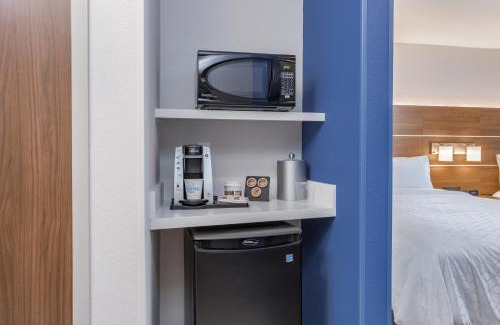 Elkhart Hotel | Holiday Inn Express & Suites - Elkhart North by IHG