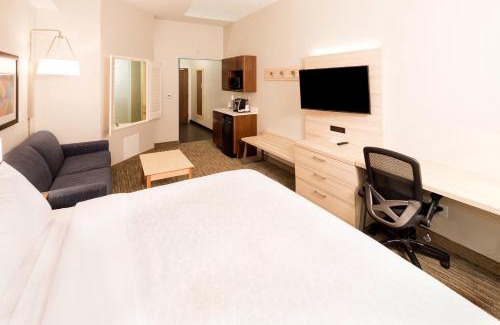 Gaylord Hotel | Holiday Inn Express & Suites - Gaylord by IHG