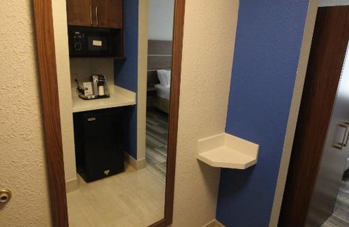 The Villages Hotel | Holiday Inn Express & Suites Houston - Memorial Park Area by IHG