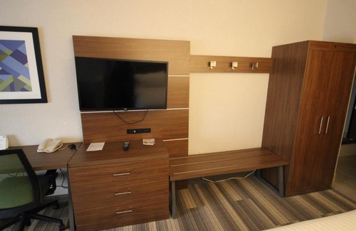The Villages Hotel | Holiday Inn Express & Suites Houston - Memorial Park Area by IHG