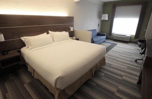 The Villages Hotel | Holiday Inn Express & Suites Houston - Memorial Park Area by IHG