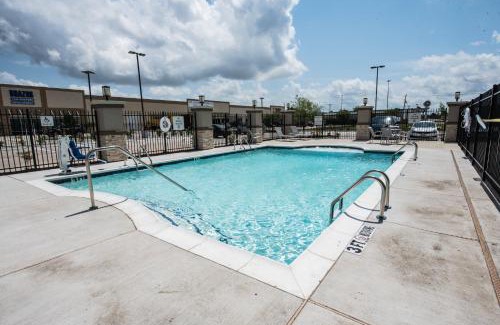 Southeast Houston Hotel | Holiday Inn Express & Suites Houston - Hobby Airport Area by IHG