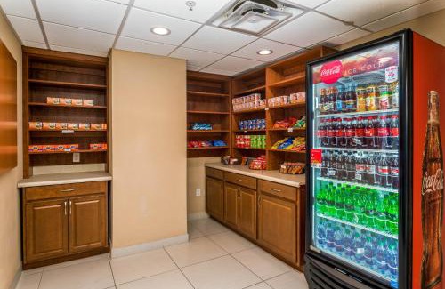 Lantana Hotel | Holiday Inn Express & Suites Lantana by IHG