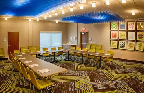 Livonia Hotel | Holiday Inn Express & Suites Detroit Northwest - Livonia