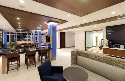 Livonia Hotel | Holiday Inn Express & Suites Detroit Northwest - Livonia