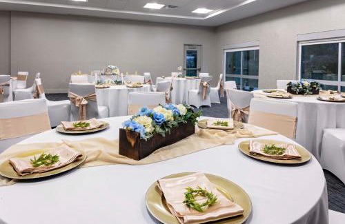 Madison Hotel | Holiday Inn Express & Suites - Madison by IHG