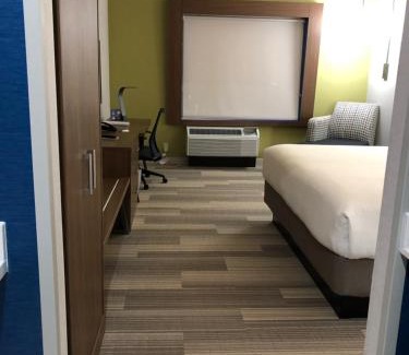 McAllen Hotel | Holiday Inn Express & Suites - McAllen - Medical Center Area by IHG