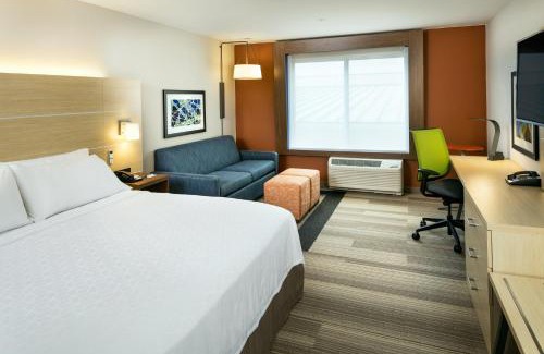 Medford Hotel | Holiday Inn Express & Suites - Medford by IHG
