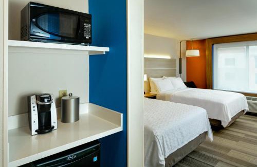 Medford Hotel | Holiday Inn Express & Suites - Medford by IHG