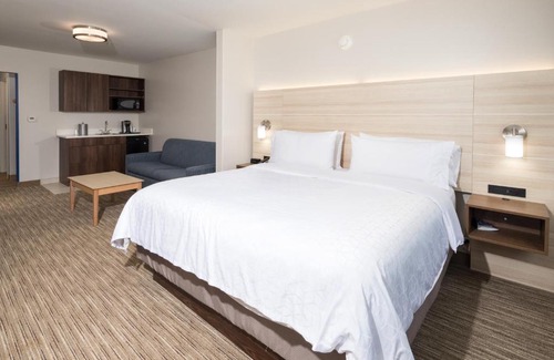 Portage Hotel | Holiday Inn Express & Suites - Portage by IHG