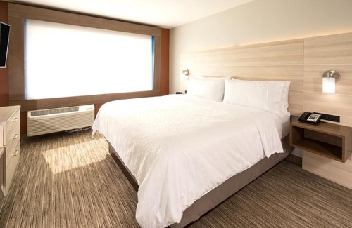 Portage Hotel | Holiday Inn Express & Suites - Portage by IHG
