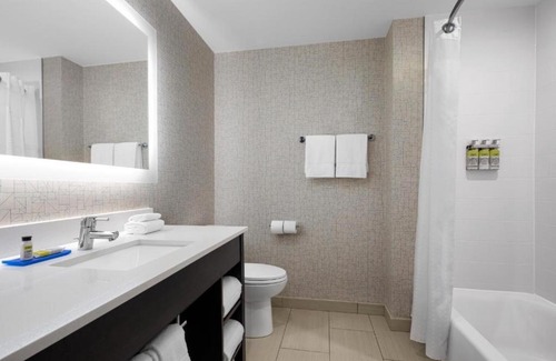 Queens Hotel | Holiday Inn Express & Suites Woodside LaGuardia Airport
