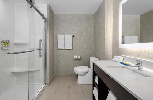 Queens Hotel | Holiday Inn Express & Suites Woodside LaGuardia Airport