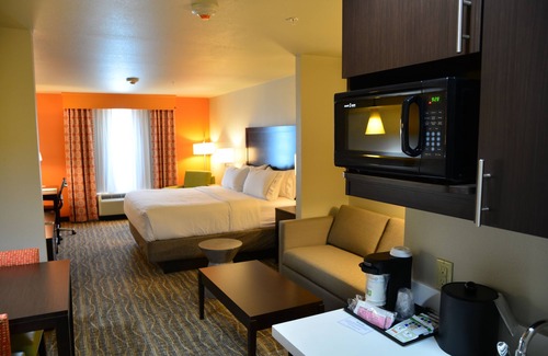 Tomball Hotel | Holiday Inn Express & Suites Houston NW - Tomball Area by IHG