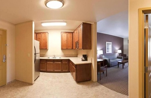 Willows Hotel | Holiday Inn Express & Suites Willows by IHG