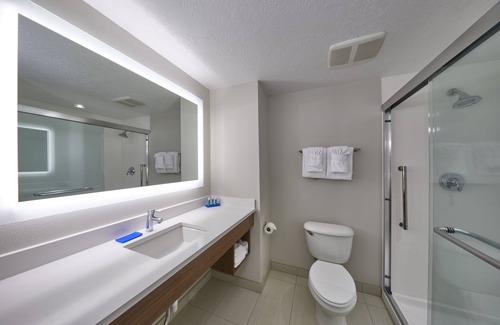 Central Point Hotel | Holiday Inn Express Hotel & Suites Medford-Central Point by IHG