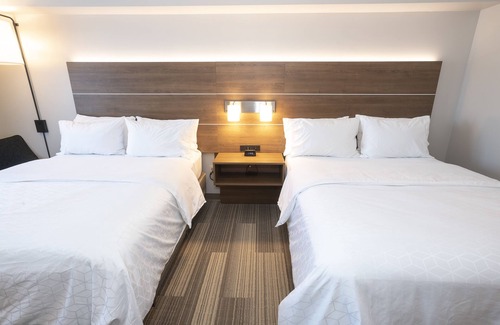 Iron Mountain Hotel | Holiday Inn Express Hotel & Suites Iron Mountain by IHG