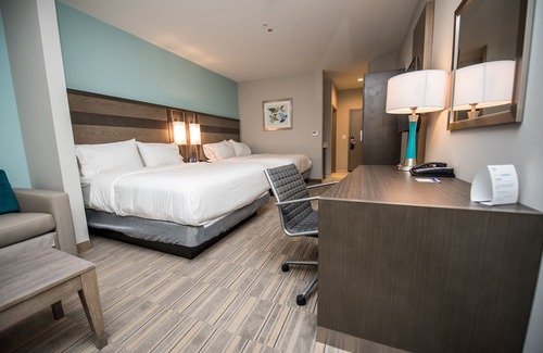 Lake Charles Hotel | Holiday Inn Express & Suites Lake Charles South Casino Area by IHG