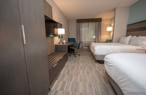 Lake Charles Hotel | Holiday Inn Express & Suites Lake Charles South Casino Area by IHG
