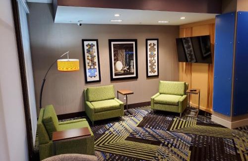 Mechanicsburg Hotel | Holiday Inn Express & Suites - Harrisburg S - Mechanicsburg by IHG