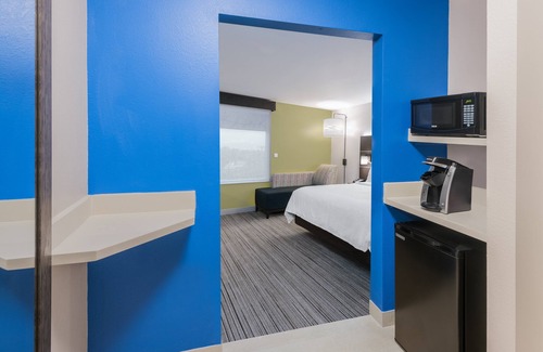 Missouri City Hotel | Holiday Inn Express & Suites Sugar Land SE - Missouri City by IHG