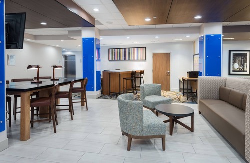 Missouri City Hotel | Holiday Inn Express & Suites Sugar Land SE - Missouri City by IHG