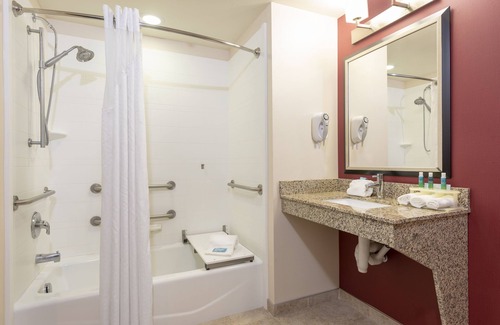 New Philadelphia Hotel | Holiday Inn Express Hotel & Suites New Philadelphia by IHG
