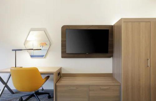 Stevensville Hotel | Holiday Inn Express & Suites Stevensville - Benton Harbor by IHG