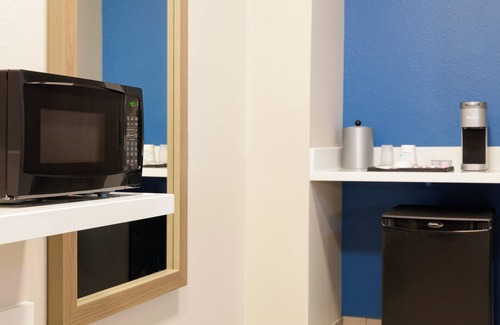 Stevensville Hotel | Holiday Inn Express & Suites Stevensville Benton Harbor by IHG