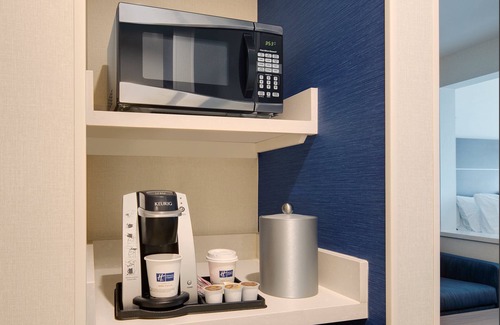 Windsor Locks Hotel | Holiday Inn Express & Suites Bradley Airport by IHG
