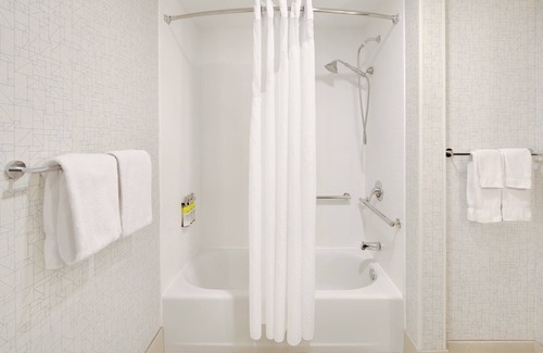 Windsor Locks Hotel | Holiday Inn Express & Suites Bradley Airport by IHG
